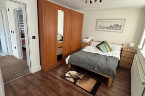 2 quartos, ferros/tábuas de passar roupa, Wi-Fi, roupa de cama