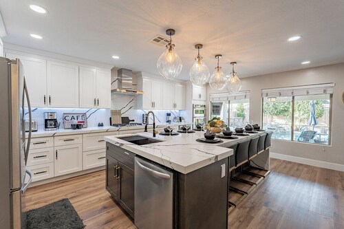 6BR Wonder w/ Heated Pool/ Hot Tub/ Game Room