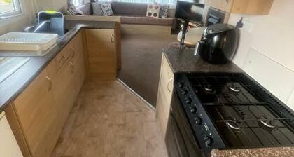 3 Bed Caravan - Sleeps 8 - Pets - Parking - Wifi