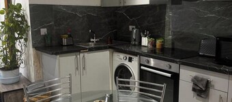 Stylish Central Home Sleeps 5 Free Parking & Patio