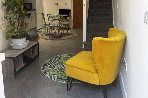 Stylish Central Home Sleeps 5 Free Parking & Patio