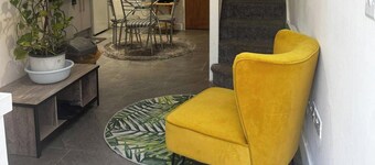 Stylish Central Home Sleeps 5 Free Parking & Patio