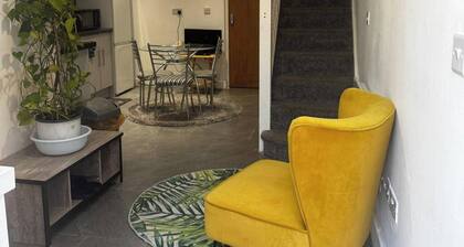 Stylish Central Home Sleeps 5 Free Parking & Patio