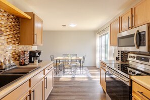 Fridge, microwave, oven, stovetop - Quiet Comfort-Parking & Patio • WiFi • WD (Austin)
