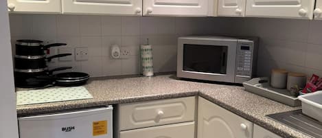 Refrigerador, microondas, horno y parrilla de estufa