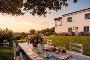 Outdoor dining - Dimora Ambra, Baja Sardinia, Italy (Baja Sardinia)
