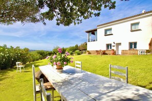 Outdoor dining - Dimora Ambra, Baja Sardinia, Italy (Baja Sardinia)
