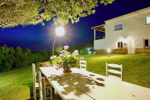 Outdoor dining - Dimora Ambra, Baja Sardinia, Italy (Baja Sardinia)