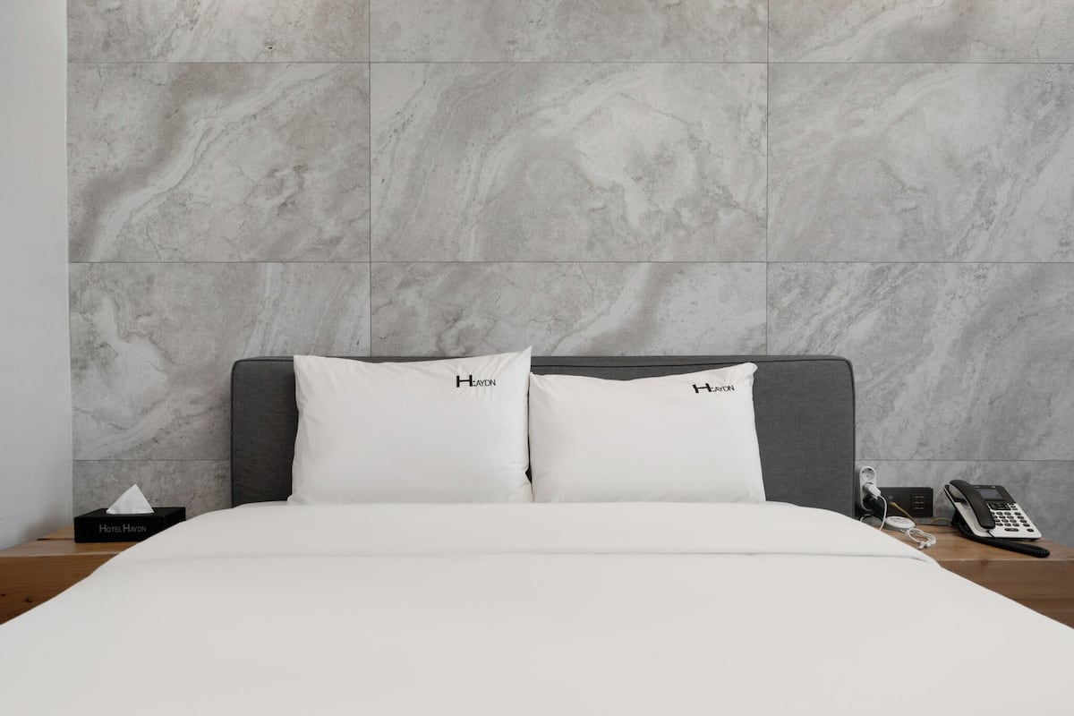 Deluxe Double Room, City View | 1 bedroom, laptop workspace, blackout curtains, soundproofing