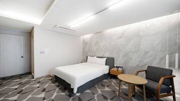 Habitació doble Deluxe, vistes a la ciutat | 1 dormitori, espai de treball apte per a portàtils i cortines opaques
