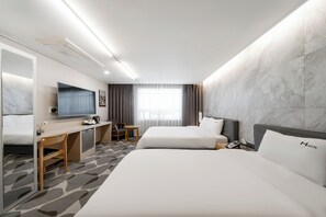 Deluxe Twin kamer, uitzicht op de stad | 1 slaapkamer, een laptopwerkplek, verduisterende gordijnen