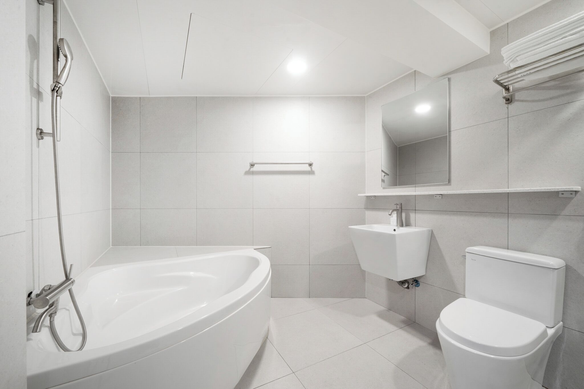 Une salle de bain moderne avec une baignoire sur pieds, un lavabo et des toilettes.