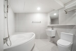 Family Suite, City View | Bathroom | Free toiletries, hair dryer, bathrobes, slippers