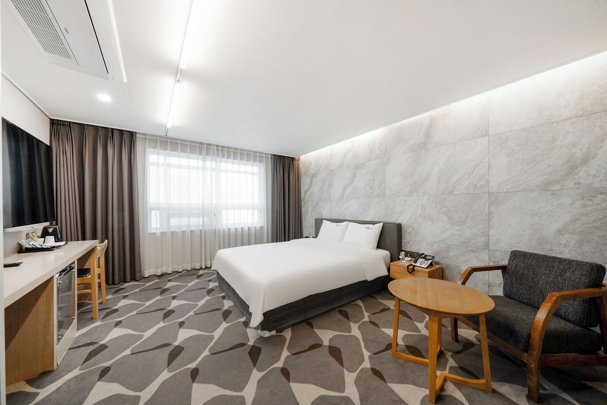 1 bedroom, laptop workspace, blackout curtains, soundproofing