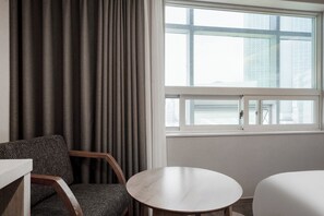 Tomannsrom – deluxe, byutsikt | Skrivebord for bærbar PC, blendingsgardiner og lydisolert