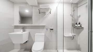 Familien-Suite, Stadtblick | Badezimmer | Kostenlose Toilettenartikel, Haartrockner, Bademäntel, Hausschuhe