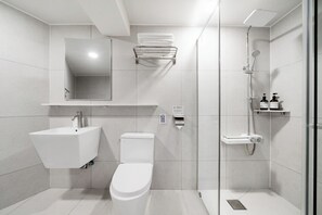 Familie suite, uitzicht op de stad | Badkamer | Gratis toiletartikelen, een haardroger, pantoffels, handdoeken