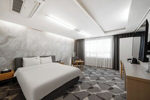 Deluxe Double Room, City View | Laptop workspace, blackout drapes, soundproofing, iron/ironing board - Haydn Hotel (Busan)