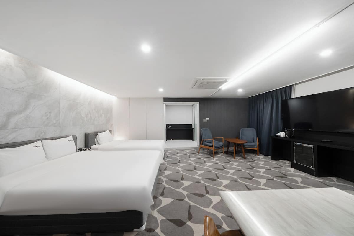 Kamar Twin Keluarga | Ruang kerja ramah laptop, tirai kedap cahaya, dan kedap suara