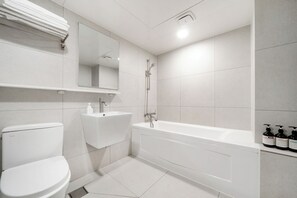 Dobbeltrom – deluxe, byutsikt | Bad | Toalettartikler (inkludert), hårføner, badekåper og tøfler