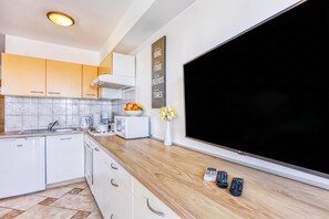 Coffee/tea maker, fridge, microwave, oven