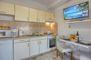 Geladeira, micro-ondas, fogão, cooktop