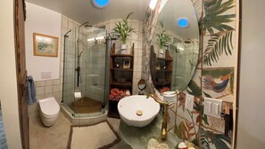 Dusche, Haartrockner, Handtücher, Seife