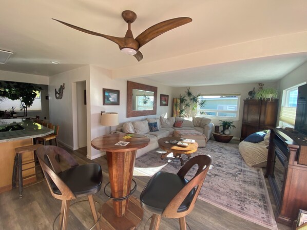 Smart TV, fireplace, books - StarLitSands - Comfortable 2-bed house in Cayucos, view of Morro Rock and Ocean (Cayucos)