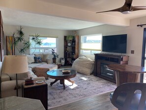 Smart TV, fireplace, books - StarLitSands - Comfortable 2-bed house in Cayucos, view of Morro Rock and Ocean (Cayucos)