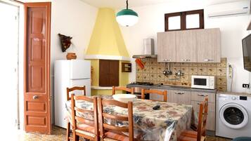 Kühlschrank, Mikrowelle, Ofen, Kochgeschirr/Geschirr/Besteck