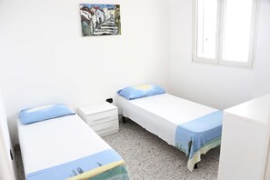 2 chambres, fer et planche à repasser, lit parapluie, draps fournis
