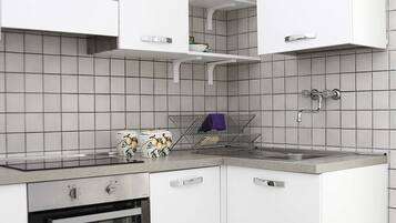 Frigorifero, forno, pentole/stoviglie/utensili, tavolo da pranzo