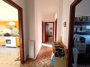Réfrigérateur, micro-ondes, four, cafetiÚre/bouilloire