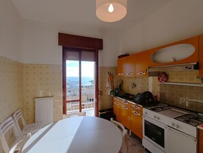 Frigorífic, microones, forn i cafetera i tetera 