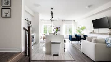 Smart TV, fireplace