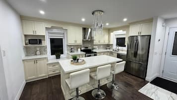 冰箱、微波炉、烤箱、炉灶