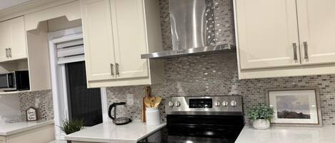 Refrigerador, microondas, horno y parrilla de estufa