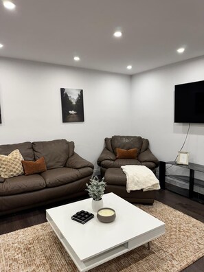 Smart TV - Bright & Spacious Home for 4 • Near DVP/401 • Free Parking (Toronto)