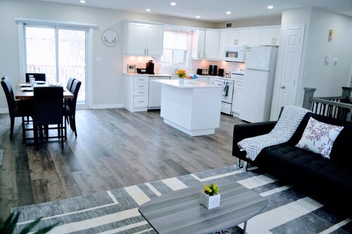 3 minutes drive to beach | Amazing Sunsets | Private Cozy Upper-Level Suite