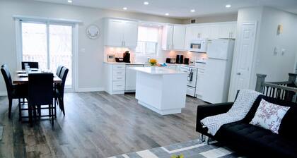 3 minutes drive to beach | Amazing Sunsets | Private Cozy Upper-Level Suite