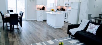 3 minutes drive to beach | Amazing Sunsets | Private Cozy Upper-Level Suite