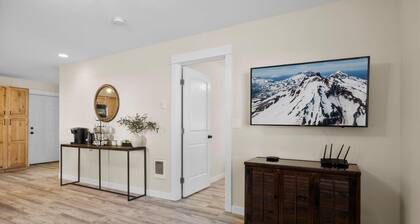 NEW! Spacious Tumalo Ranch Retreat on 3+ acres, pet friendly with hot tub