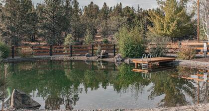Spacious Tumalo Ranch Retreat on 3+ acres, pet friendly with hot tub