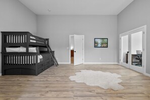 4 Schlafzimmer, Schreibtisch, Bügeleisen/Bügelbrett, WLAN