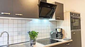 Een koelkast, een magnetron, een oven, een vaatwasser