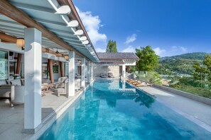 Outdoor pool, pool umbrellas, pool loungers - Villa Amankara (Karon)