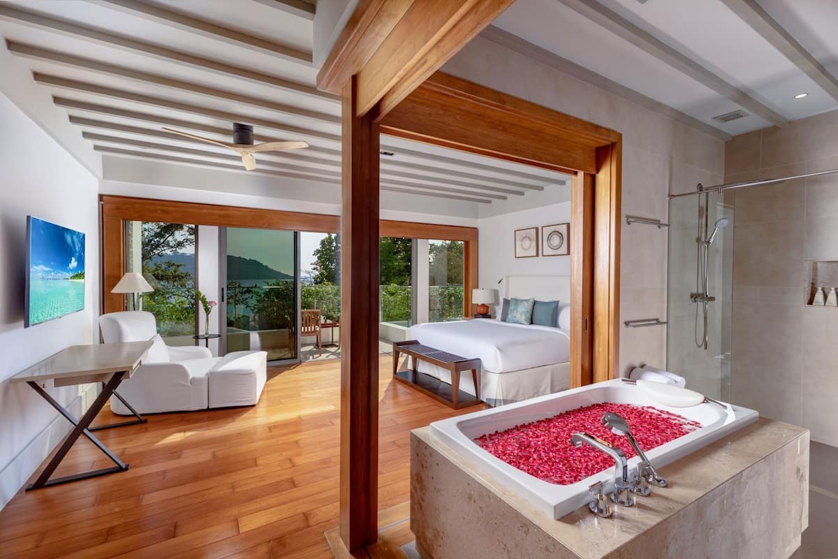 5 bedrooms, in-room safe, desk, laptop workspace