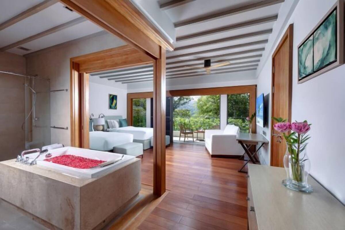 Zimmersafe, Schreibtisch, laptopgeeigneter Arbeitsplatz