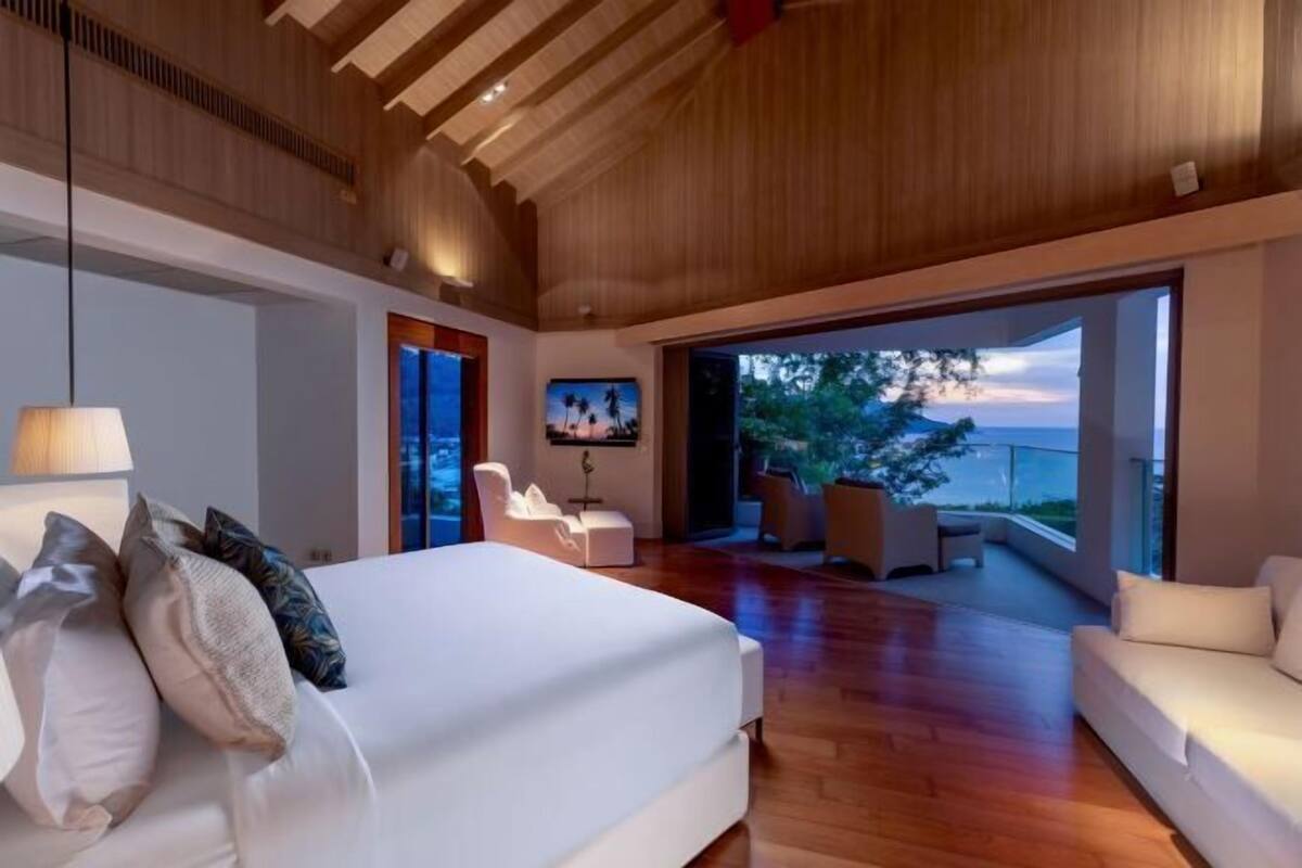 5 chambres, coffres-forts dans les chambres, bureau