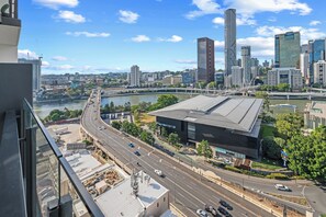 Property grounds - Modern 2BR with River View & Free Parking! (South Brisbane)